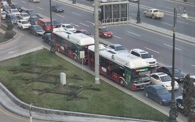Bakıda yola beton qarışığının tökülməsi tıxac yaratdı