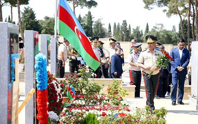 Zakir Həsənov Polad Həşimovla İlqar Mirzəyevin məzarını ziyarət etdi