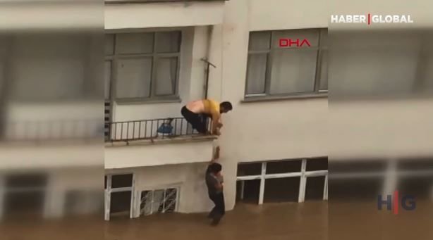 Türkiyədəki sel fəlakətində qonşular bir ailəni ölümdən xilas etdi – VİDEO