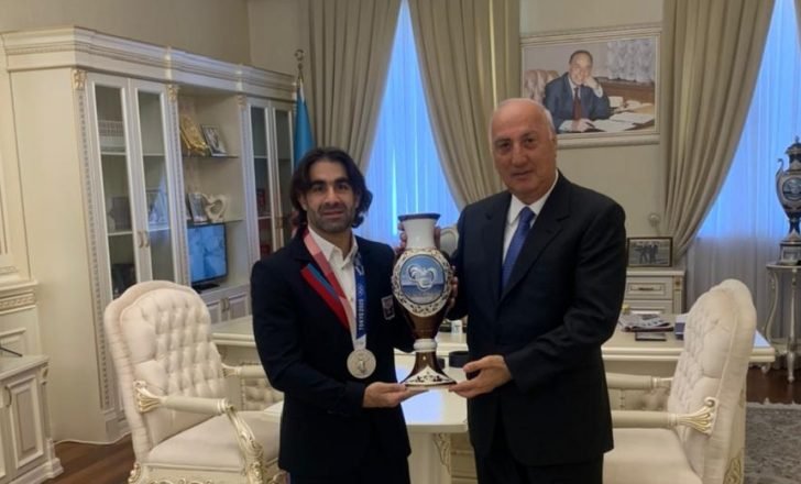 Zakir Fərəcov Rafael Ağayevi təbrik etdi – FOTO