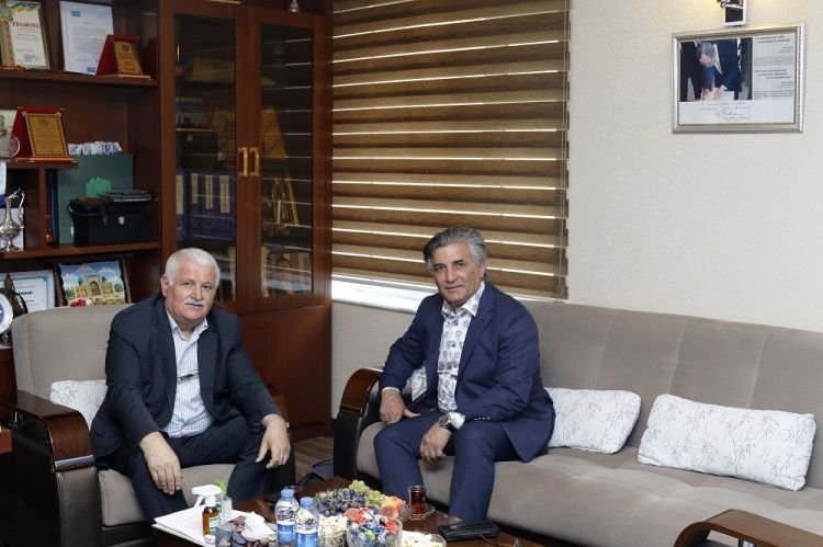 Elman Paşayev: “Cənab Vahabzadə haqlı deyil, amma o, Jirinovskini öz sözləri ilə yerinə otuzdurdu” - MÜSAHİBƏ - VİDEO