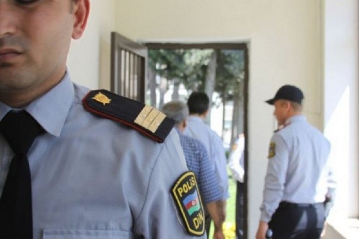 Karantin rejimini pozan vəzifəli şəxslə polis arasında QARŞIDURMA: işdən qovuldu