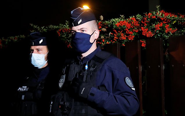 Fransada dini şüarlarla polisə hücum edən bıçaqlı şəxs güllələndi.