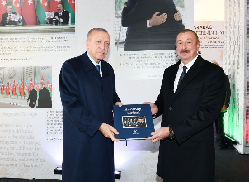 Ərdoğan İlham Əliyevə o kitabı hədiyyə etdi - Foto