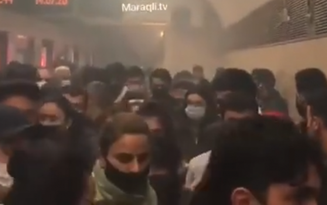 “28 May” stansiyasında tüstüləmə anı - Video