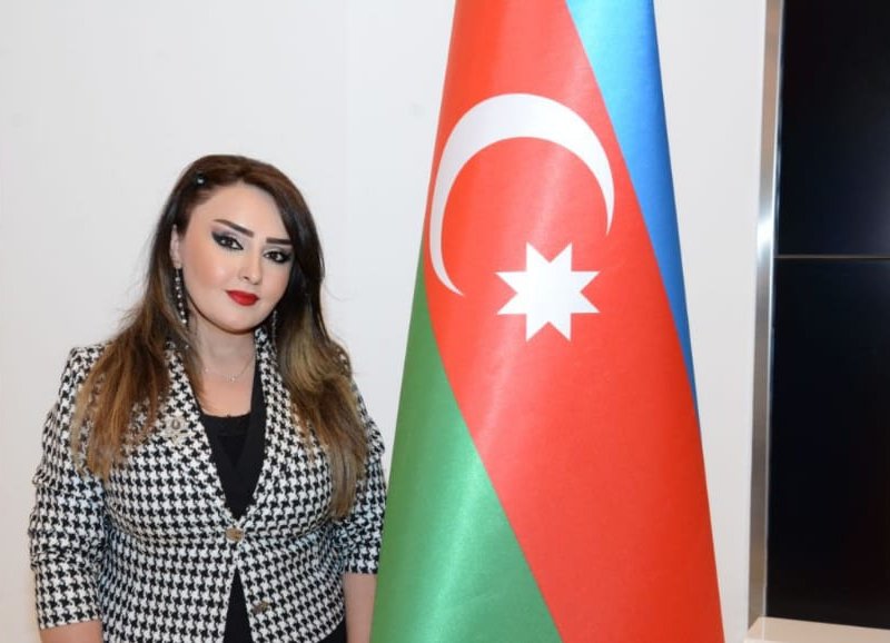 Bayraq  mənliyimdir, bayraq kimliyin, Bayraq öz yurduma öz hakimliyim!