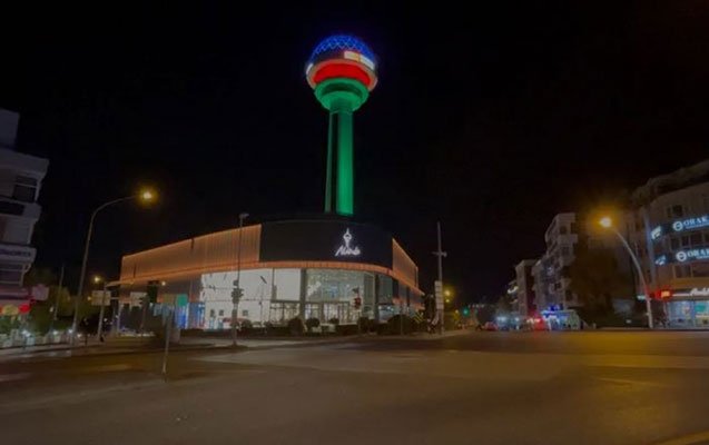 Türkiyənin məşhur qüllələri bayrağımızın rənglərinə büründü - Fotolar