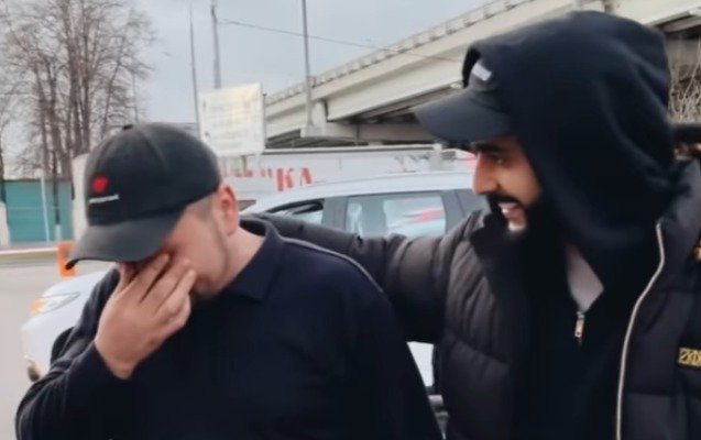 Hüseyn onu pulsuz aparan taksi sürücüsünə avtomobil hədiyyə etdi - Video
