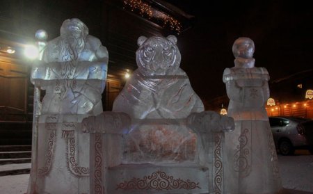 Soyuq şəhər buz heykəllərlə Yeni ili qarşılayır - Fotolar