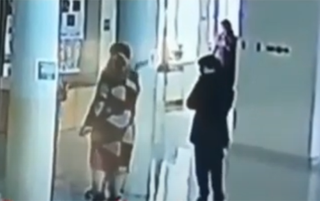 Bakıda direktor məktəbdə şagirdləri döydü - Video