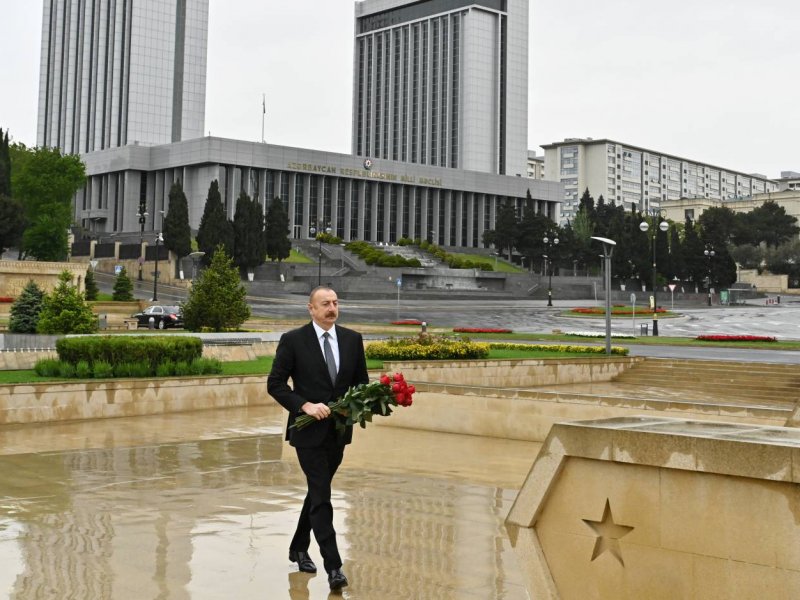İlham Əliyev faşizm üzərində Qələbə uğrunda həlak olan Azərbaycan övladlarının xatirəsini ehtiramla anıb.