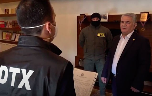 Sabiq icra başçısı əmlaklarını geri istəyir