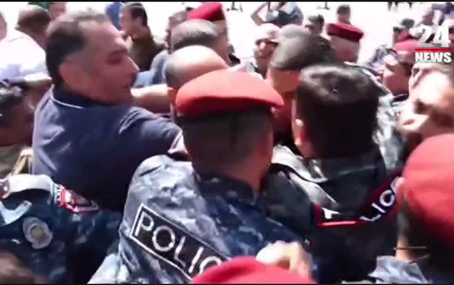 İrəvanda müxalifətin yürüşü başladı