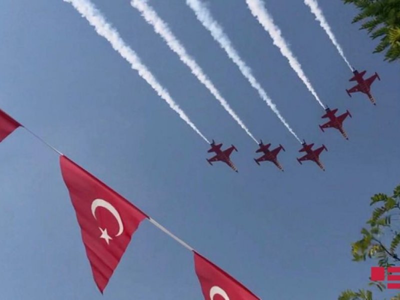 Türk qırıcıları Bakı səmasında