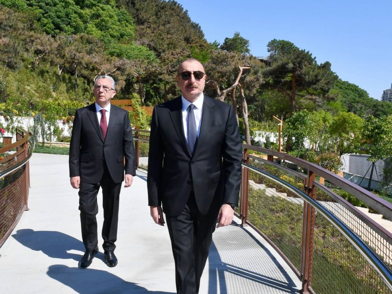 İlham Əliyev Bakıda yeni salınmış “Çəmbərəkənd” parkında yaradılan şəraitlə tanış olub