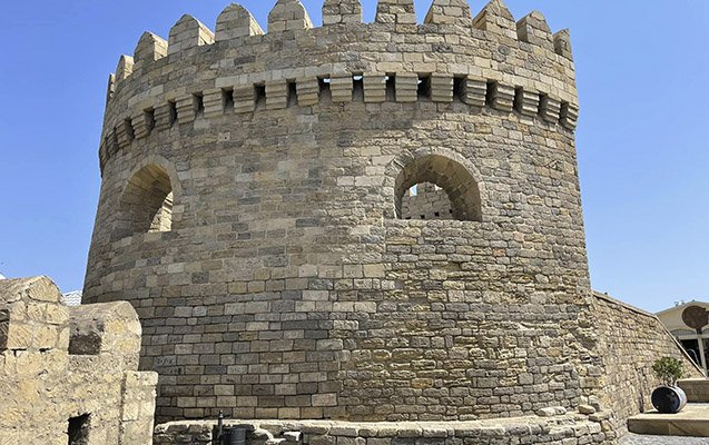 Qala divarlarını korlayan şəxs saxlanıldı
