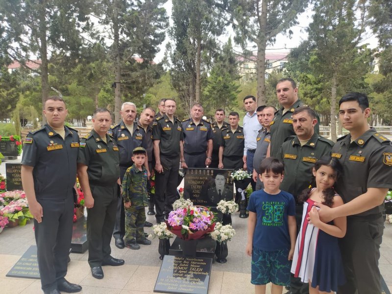 Baş kəşfiyyat idarəsinin bir sıra əməkdaşları Silahlı Qüvvələri günündə Şəhidlər Xiyabanını ziyarət ediblər- FOTO
