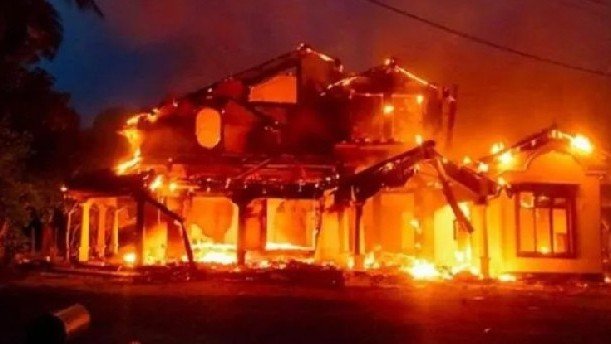 Etirazçılar Baş nazirin iqamətgahını YANDIRDI