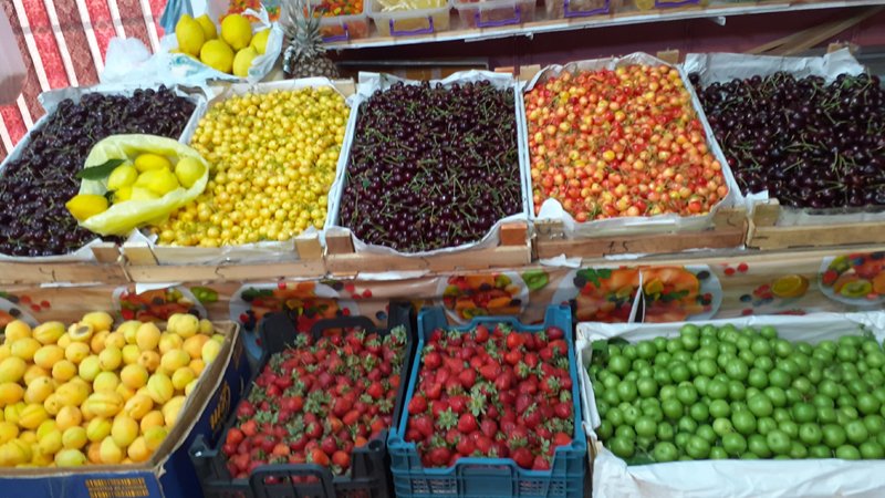Bazarda fantastik qiymətə satılan meyvələr (VİDEO)