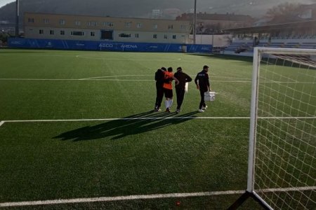 Azərbaycan futbolunda maraqlı hadisə: Hamı getdi, zədəli futbolçunu meydandan azarkeşlər çıxardılar