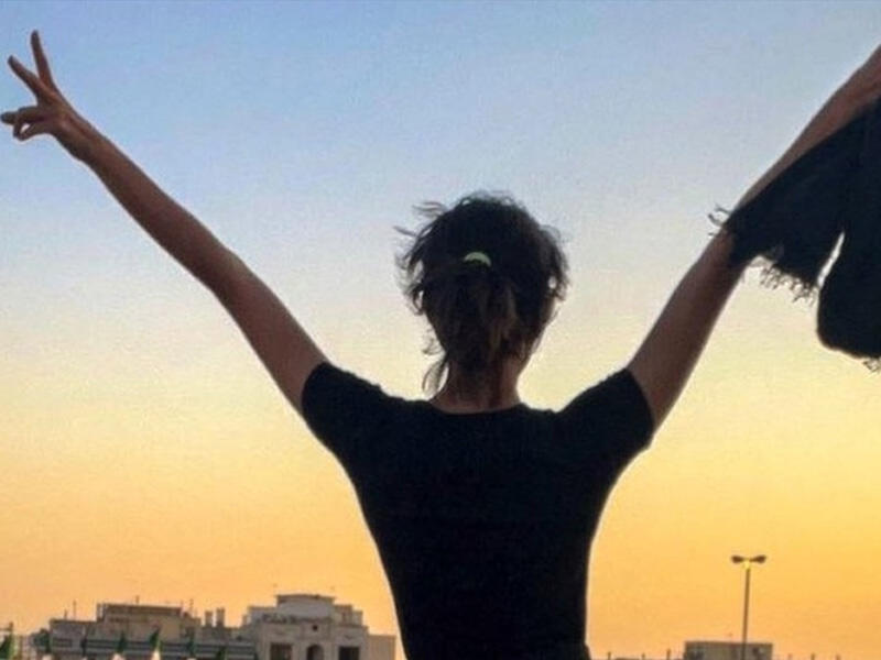 İran qadınlarından molla rejiminə tərs sillə