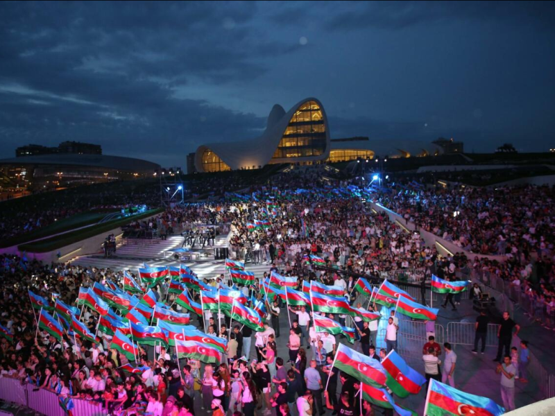 Milli Qurtuluş Günündə Heydər Əliyev Mərkəzinin parkında möhtəşəm konsert keçirilib - VİDEO - FOTO