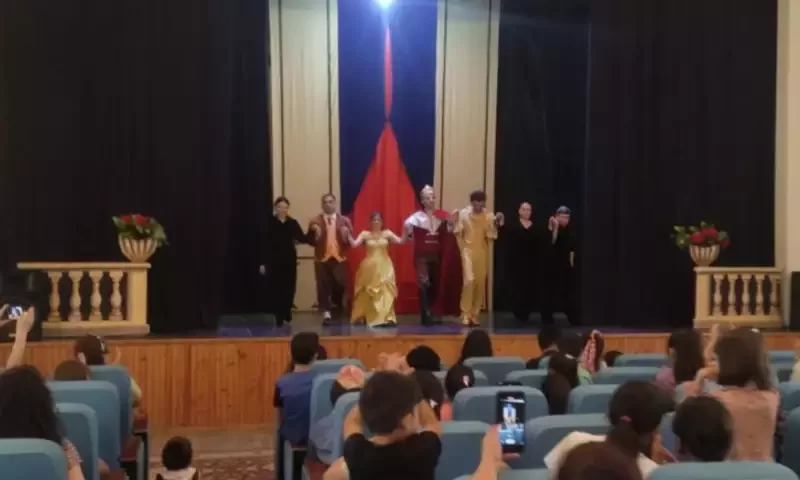 “Gözəl və Bədheybət” tamaşası maraqla qarşılanıb