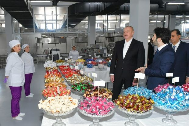 Prezident Lənkəranda qənnadı məhsullarının istehsalı müəssisəsinin fəaliyyətilə tanış olub - YENİLƏNİB + FOTO