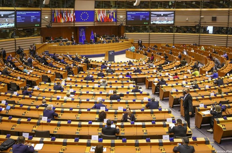 Avropalı deputatlar Aİ-də demokratiyanın dağılmasından narahatdırlar