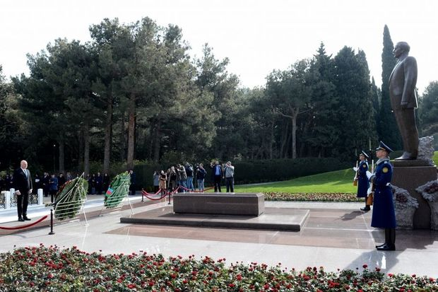 Bolqarıstan Xalq Məclisinin sədri ulu öndər Heydər Əliyevin məzarını ziyarət edib - FOTO