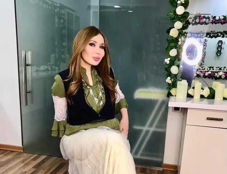 Tanınmış modelyer Fəxriyyə xanım Xələfova Yaz ayının trend rəngini acıqladı