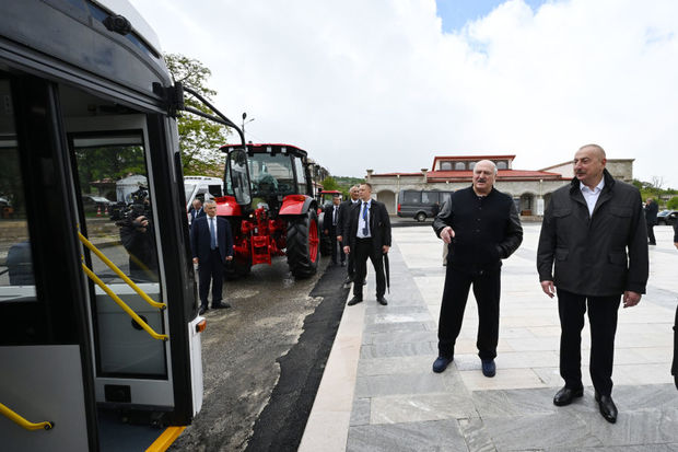 Aleksandr Lukaşenko Şuşaya traktor bağışlayıb - FOTO
