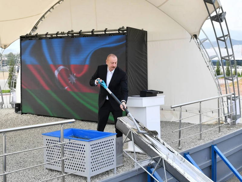 Prezident İlham Əliyev Kəlbəcər şəhərində ikinci yaşayış kompleksinin təməlini qoyub